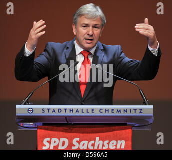 Berlins Regierender Bürgermeister derzeit Herrschaft und SPD-Vize Klaus Wowereit Bundes spricht auf dem Zustand-Parteitag der sächsischen SPD in Chemnitz, Deutschland, 12. Juni 2010. Die Partei wählt einen neuen Leiter. Plus, 142 Delegierten einen führenden annehmen wollen. Foto: Hendrik Schmidt Stockfoto