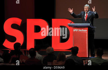 Berlins Regierender Bürgermeister derzeit Herrschaft und SPD-Vize Klaus Wowereit Bundes spricht auf dem Zustand-Parteitag der sächsischen SPD in Chemnitz, Deutschland, 12. Juni 2010. Die Partei wählt einen neuen Leiter. Plus, 142 Delegierten einen führenden annehmen wollen. Foto: Hendrik Schmidt Stockfoto