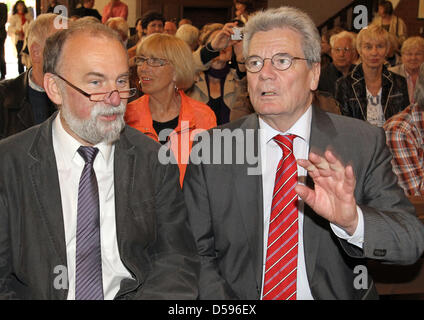 Bundesministerium der Finanzen Präsident Kandidat Joachim Gauck (R) sitzt neben Matthias Wilpert, die aktuellen Pastor der evangelischen Gemeinde in seiner ehemaligen Pfarrei in Rostock, Deutschland, 12. Juni 2010. Bei der Veranstaltung liest er aus seinen Erinnerungen "Winter im Sommer – Frühling im Herbst ''-der ehemalige Pfarrer und staatliche Sicherheit Service Dokument Mandat ist der Kandidat von SPD und grünen für das Amt Stockfoto