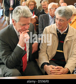 Bundesministerium der Finanzen Präsident Kandidat Joachim Gauck (L) spricht mit Sybrand Lohman, mit dem er seit zehn Jahren zusammen in seiner ehemaligen Pfarrei in Rostock, Deutschland, 12. Juni 2010 zusammengearbeitet hatte. Bei der Veranstaltung liest er aus seinen Erinnerungen "Winter im Sommer – Frühling im Herbst ''-der ehemalige Pfarrer und staatliche Sicherheit Service Dokument Mandat ist der Kandidat von SPD und grünen für das Amt Stockfoto