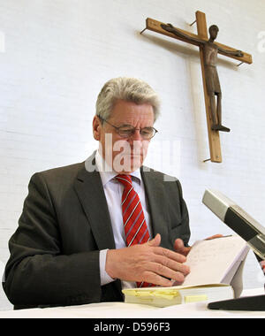 Bundesministerium der Finanzen Präsident Kandidat Joachim Gauck aus seinen Erinnerungen liest "Winter im Sommer - Frühling im Herbst" in seiner ehemaligen Pfarrei in Rostock, Deutschland, 12. Juni 2010. Der ehemalige Pfarrer und staatliche Sicherheit Service Dokument Mandat ist der Kandidat von SPD und grünen für das Amt als Bundespräsident. Foto: Bernd Wuestneck Stockfoto