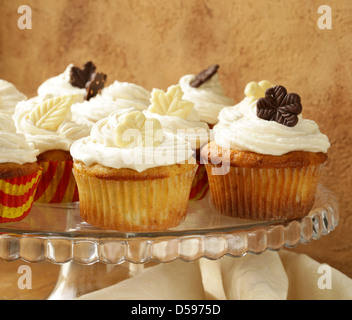 Cupcakes mit Sahne und Schokolade Dekorationen Stockfoto