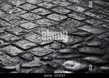 Closeup Hintergrundtextur nass der alten gepflasterten Straße Stockfoto