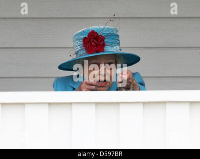 Königin Elizabeth II. besucht der Harcourt Entwicklungen Queen Cup im Guards Polo Club in Windsor Great Park, Vereinigtes Königreich, 13. Juni 2010. Der Verein wurde am 25. Januar 1955 durch den Duke of Edinburgh gegründet. Foto: Albert Nieboer (Niederlande) Stockfoto