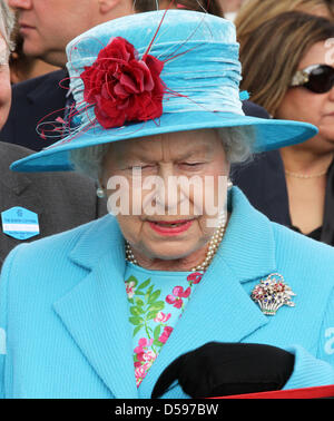 Königin Elizabeth II. besucht der Harcourt Entwicklungen Queen Cup im Guards Polo Club in Windsor Great Park, Vereinigtes Königreich, 13. Juni 2010. Der Verein wurde am 25. Januar 1955 durch den Duke of Edinburgh gegründet. Foto: Albert Nieboer (Niederlande) Stockfoto