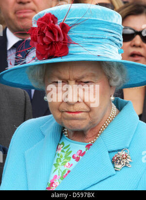 Königin Elizabeth II. besucht der Harcourt Entwicklungen Queen Cup im Guards Polo Club in Windsor Great Park, Vereinigtes Königreich, 13. Juni 2010. Der Verein wurde am 25. Januar 1955 durch den Duke of Edinburgh gegründet. Foto: Albert Nieboer (Niederlande) Stockfoto