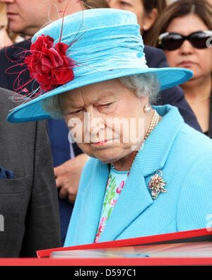 Königin Elizabeth II. besucht der Harcourt Entwicklungen Queen Cup im Guards Polo Club in Windsor Great Park, Vereinigtes Königreich, 13. Juni 2010. Der Verein wurde am 25. Januar 1955 durch den Duke of Edinburgh gegründet. Foto: Albert Nieboer (Niederlande) Stockfoto