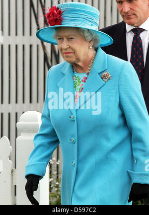 Königin Elizabeth II. besucht der Harcourt Entwicklungen Queen Cup im Guards Polo Club in Windsor Great Park, Vereinigtes Königreich, 13. Juni 2010. Der Verein wurde am 25. Januar 1955 durch den Duke of Edinburgh gegründet. Foto: Albert Nieboer (Niederlande) Stockfoto