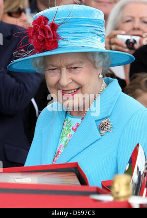 Königin Elizabeth II. besucht der Harcourt Entwicklungen Queen Cup im Guards Polo Club in Windsor Great Park, Vereinigtes Königreich, 13. Juni 2010. Der Verein wurde am 25. Januar 1955 durch den Duke of Edinburgh gegründet. Foto: Albert Nieboer (Niederlande) Stockfoto
