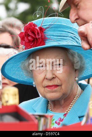 Königin Elizabeth II. besucht der Harcourt Entwicklungen Queen Cup im Guards Polo Club in Windsor Great Park, Vereinigtes Königreich, 13. Juni 2010. Der Verein wurde am 25. Januar 1955 durch den Duke of Edinburgh gegründet. Foto: Albert Nieboer (Niederlande) Stockfoto
