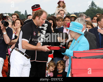 Königin Elizabeth II. besucht der Harcourt Entwicklungen Queen Cup im Guards Polo Club in Windsor Great Park, Vereinigtes Königreich, 13. Juni 2010. Der Verein wurde am 25. Januar 1955 durch den Duke of Edinburgh gegründet. Foto: Albert Nieboer (Niederlande) Stockfoto