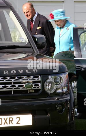 Königin Elizabeth II. besucht der Harcourt Entwicklungen Queen Cup im Guards Polo Club in Windsor Great Park, Vereinigtes Königreich, 13. Juni 2010. Der Verein wurde am 25. Januar 1955 durch den Duke of Edinburgh gegründet. Foto: Albert Nieboer (Niederlande) Stockfoto