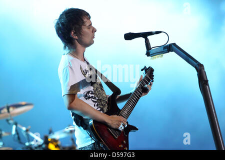 Matthew Bellamy von der Britischen Gruppe Muse Spielt am Sonntag (06.06.2010) in Nürnberg (Mittelfranken) Studienabschnitte des Musikfestivals "Rock Im Park". Nach Einem Verregneten Start Wurde es Doch Noch Ein großes Sommer-Festival: 65 000 Menschen Feierten Beim Jubiläumsfestival Zum 15. Geburtstag von "Rock Im Park" Friedlich Auf Dem Gelände Rund um Das Nürnberger Zeppelin-Feld. Foto: Dan Stockfoto