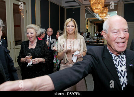 Königin Beatrix (links) und Prinzessin Maxima (zweiter von links) von den Niederlanden besuchen die Uraufführung der Oper Tanz "Pygmalion" an das königliche Theater Carré in Amsterdam, Niederlande, 13. Juni 2010. Pygmalion ist Teil der 63. Auflage des Holland Festival. Foto: Patrick van Katwijk Stockfoto