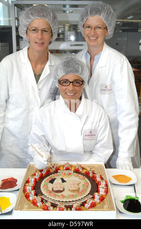 Unter Den Augen der Modelliererinnen Nina Riedel (l) Und Christin Hentschel (r) Setzt Konditorin Angela Hartmann bin Montag (14.06.2010) in LŸbeck eine der Niederegger Marzipantorte fŸr sterben am 19.06.. in Stockholm Stattfindende Hochzeit von Kronprinzessin Victoria Und Dem zukŸnftigen Prinz Daniel Höhle Letzten Pinselstrich. Neben der Sogenannten Papsttorte (in Buchform) ist sterben Kronprinz Stockfoto