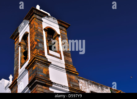 Portugal, Alentejo: Glockenturm der Pfarrkirche Nossa Senhora da Laoga in Monsaraz Stockfoto