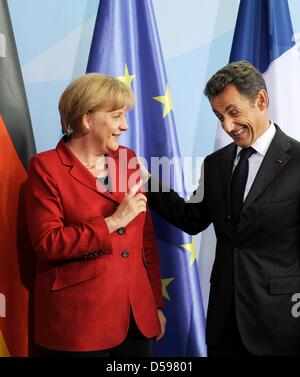 Deutsche Bundeskanzlerin Angela Merkel (L) und der französische Präsident Nicolas Sarkozy nach ihrer gemeinsamen Pressekonferenz im Bundeskanzleramt in Berlin, Deutschland, 14. Juni 2010. Die beiden trafen sich mehrere internationale Gipfeltreffen stattfinden in naher Zukunft, unter ihnen die Summitt der EU Staats-und Regierungschefs in Brüssel am 17. Juni sind vorzubereiten. Foto: RAINER JENSEN Stockfoto