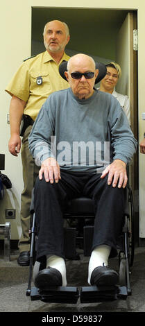 Beschuldigt Nazi-Tod camp Guard John Demyanyuk im Rollstuhl sitzt, wie er in einem Gerichtssaal in München, Deutschland, 15. Juni 2010 ankommt. 89-Year-Old Demyanyuk, beschuldigt, ein Wachmann an einem NS-Vernichtungslager Sobibor, hat die Aufgabe bei der Ermordung von 27.900 Juden und andere in Sobibor, gehört ein Netzwerk von Lagern errichtet durch das NS-Regime in Osteuropa während des zweiten Weltkriegs mit der Stockfoto