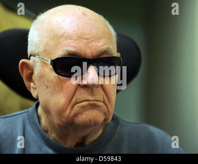 Beschuldigt Nazi-Tod camp Guard John Demyanyuk im Rollstuhl sitzt, wie er in einem Gerichtssaal in München, Deutschland, 15. Juni 2010 ankommt. 89-Year-Old Demyanyuk, beschuldigt, ein Wachmann an einem NS-Vernichtungslager Sobibor, hat die Aufgabe bei der Ermordung von 27.900 Juden und andere in Sobibor, gehört ein Netzwerk von Lagern errichtet durch das NS-Regime in Osteuropa während des zweiten Weltkriegs mit der Stockfoto