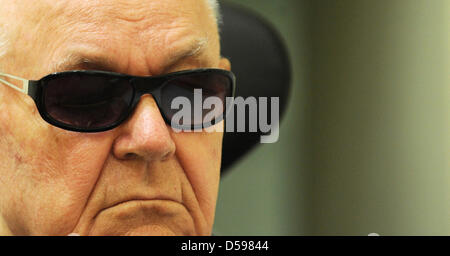 Beschuldigt Nazi-Tod camp Guard John Demyanyuk im Rollstuhl sitzt, wie er in einem Gerichtssaal in München, Deutschland, 15. Juni 2010 ankommt. 89-Year-Old Demyanyuk, beschuldigt, ein Wachmann an einem NS-Vernichtungslager Sobibor, hat die Aufgabe bei der Ermordung von 27.900 Juden und andere in Sobibor, gehört ein Netzwerk von Lagern errichtet durch das NS-Regime in Osteuropa während des zweiten Weltkriegs mit der Stockfoto