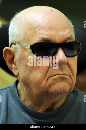 Beschuldigt Nazi-Tod camp Guard John Demyanyuk im Rollstuhl sitzt, wie er in einem Gerichtssaal in München, Deutschland, 15. Juni 2010 ankommt. 89-Year-Old Demyanyuk, beschuldigt, ein Wachmann an einem NS-Vernichtungslager Sobibor, hat die Aufgabe bei der Ermordung von 27.900 Juden und andere in Sobibor, gehört ein Netzwerk von Lagern errichtet durch das NS-Regime in Osteuropa während des zweiten Weltkriegs mit der Stockfoto