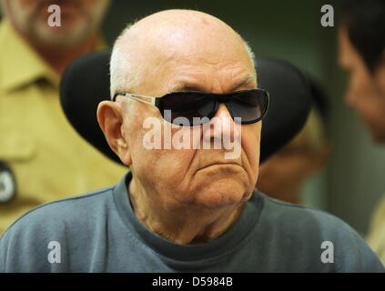 Beschuldigt Nazi-Tod camp Guard John Demyanyuk im Rollstuhl sitzt, wie er in einem Gerichtssaal in München, Deutschland, 15. Juni 2010 ankommt. 89-Year-Old Demyanyuk, beschuldigt, ein Wachmann an einem NS-Vernichtungslager Sobibor, hat die Aufgabe bei der Ermordung von 27.900 Juden und andere in Sobibor, gehört ein Netzwerk von Lagern errichtet durch das NS-Regime in Osteuropa während des zweiten Weltkriegs mit der Stockfoto