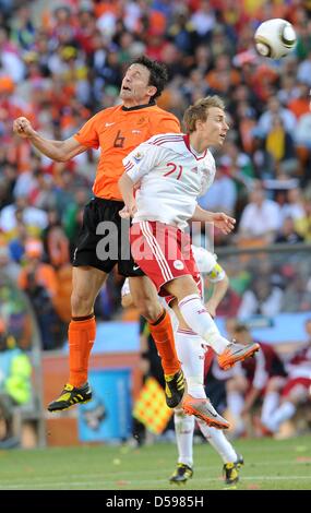 Holländische Mark van Bommel (L) wetteifern um den Ball mit Dänemarks Christian Eriksen während des 2010 FIFA World Cup Gruppe E Spiels zwischen den Niederlanden und Dänemark im Soccer City Stadion in Johannesburg, Südafrika, 14. Juni 2010. Niederlande 2-0 gewonnen. Foto: Entnehmen Sie Achim Scheidemann - bitte http://dpaq.de/FIFA-WM2010-TC Stockfoto