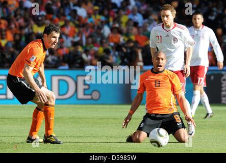 Holländische Mark van Bommel (L) und Nigel de Jong wetteifern um den Ball mit Dänemarks Christian Eriksen während des 2010 FIFA World Cup Gruppe E Spiels zwischen den Niederlanden und Dänemark im Soccer City Stadion in Johannesburg, Südafrika, 14. Juni 2010. Niederlande 2-0 gewonnen. Foto: Entnehmen Sie Achim Scheidemann - bitte http://dpaq.de/FIFA-WM2010-TC Stockfoto