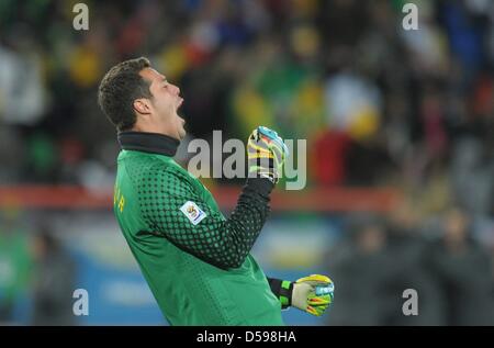 Torhüter Julio Cesar feiert 15. Juni 2010 während der FIFA WM 2010 Gruppe G Spiel zwischen Brasilien und Nordkorea im Ellis Park Stadium in Johannesburg, Südafrika. Foto: Ronald Wittek Dpa - entnehmen Sie bitte http://dpaq.de/FIFA-WM2010-TC Stockfoto