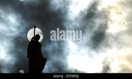 Dunkle Wolken über der Kuppel des Oberlandesgerichts in Dresden, Deutschland, 27. April 2010 abgebildet. Foto: Arno Burgi Stockfoto