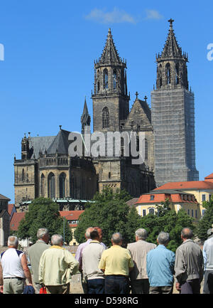 Das Bild zeigt den Dom "St. Katharina und St. Mauritius" in Magdeburg, Deutschland, 16. Juni 2010. Das Landesamt für Archäologie Sachsen-Anhalt stellte die Ergebnisse einer Untersuchung von Blei-Sarkophag der Königin Editha (910-946) in der Knochen, Zähne, Textilien und andere organischen Materialien auch geprüft wurden. Der Sarkophag wurde in Magdeburg kreisförmig entdeckt. Stockfoto