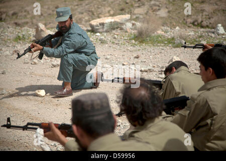 Afghanische Nationalpolizei Ausbilder zeigt afghanische Polizei wie ein AK-47 im Waffentraining 26. März 2013 in der Provinz Helmand, Afghanistan Feuer. Stockfoto