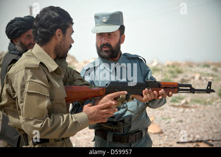 Afghanische Nationalpolizei Ausbilder zeigt afghanische Polizei wie ein AK-47 im Waffentraining 26. März 2013 in der Provinz Helmand, Afghanistan Feuer. Stockfoto