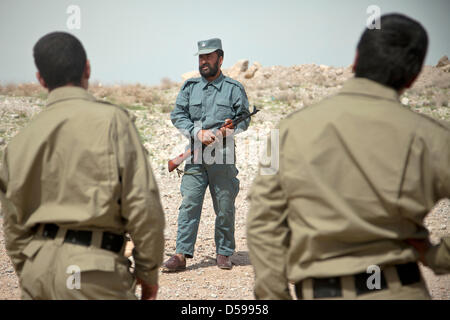 Afghanische Nationalpolizei Ausbilder zeigt afghanische Polizei wie ein AK-47 im Waffentraining 26. März 2013 in der Provinz Helmand, Afghanistan Feuer. Stockfoto