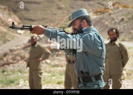 Afghanische Nationalpolizei Ausbilder zeigt afghanische Polizei wie ein AK-47 im Waffentraining 26. März 2013 in der Provinz Helmand, Afghanistan Feuer. Stockfoto