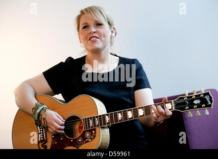 Irisch-amerikanischen Sängerin Maite Kelly präsentiert ihre Fähigkeiten während eines Interviews in Berlin, Deutschland, 27. März 2013. Foto: Kay Nietfeld Stockfoto
