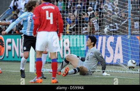 Argentiniens Gabriel Heinze (6) in Aktion gegen Südkorea Torwart Jung Sung Ryong während der 2010 FIFA World Cup-Gruppe B-match zwischen Argentinien und Südkorea im Soccer City Stadium in Johannesburg, Südafrika 17. Juni 2010. Foto: Achim Scheidemann - verweisen wir auf http://dpaq.de/FIFA-WM2010-TC +++(c) Dpa - Bildfunk +++ Stockfoto