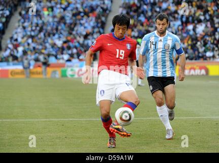 Argentiniens Javier Mascherano (R) wetteifert um den Ball mit Südkoreas Yeom Ki-Hun während des 2010 FIFA World Cup B Gruppenspiel zwischen Argentinien und Südkorea im Soccer City Stadium in Johannesburg, Südafrika 17. Juni 2010. Foto: Entnehmen Sie Achim Scheidemann - bitte http://dpaq.de/FIFA-WM2010-TC Stockfoto