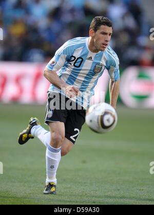 Maxi Rodriguez Argentinien steuert den Ball bei der FIFA WM 2010 Gruppe B Partie zwischen Argentinien und Südkorea im Soccer City Stadium in Johannesburg, Südafrika 17. Juni 2010. Foto: Ronald Wittek Dpa - entnehmen Sie bitte http://dpaq.de/FIFA-WM2010-TC Stockfoto