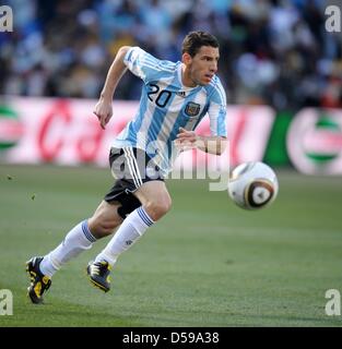 Maxi Rodriguez Argentinien steuert den Ball bei der FIFA WM 2010 Gruppe B Partie zwischen Argentinien und Südkorea im Soccer City Stadium in Johannesburg, Südafrika 17. Juni 2010. Foto: Ronald Wittek Dpa - entnehmen Sie bitte http://dpaq.de/FIFA-WM2010-TC Stockfoto