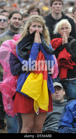 Eine Junge Frau Steht bin Freitag (18.05.2010) Auf Dem CampinggelŠnde des "Hurricane"-Festival Beim Public Viewing des phonen Deutschland Gegen Serbien. Rund 40 000 Fu§ballfans Sahen Vor Einer Gro§en findet Die 0:1 Niederlage der Deutschen Nationalelf. Foto:Carmen Jaspersen Dpa/lni Stockfoto