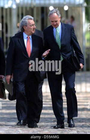 Dieter Hundt (L), Präsident der Bundesvereinigung der Deutschen Arbeitgeberverbände Verbände (BDA) und Hans-Peter Keitel (R), Präsident von der Föderation der deutschen Industrie (BDI), kommen für so Callefd Future Summit im Garten von Meseberg Palace in der Nähe von Berlin, Deutschland, 18. Juni 2010. Bundesregierung diskutiert mit Wirtschaftsverbänden und Gewerkschaften auf die Herausforderungen Deutschland Stockfoto