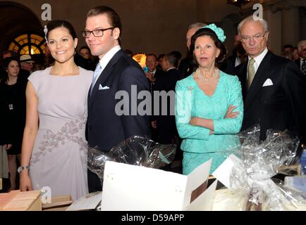 (L-R) Kronprinzessin Victoria von Schweden und ihr Ehemann werden Daniel Westling, Königin Silvia von Schweden und König Carl XVI. Gustaf von Schweden betrachten die Geschenke, die sie im Rahmen eines Empfangs von der lokalen Regierung im Stockholmer Rathaus anlässlich ihrer Hochzeit in Stockholm, Schweden, 18. Juni 2010 erhalten. Die Trauung statt findet am 19. Juni 2010. Foto: CARSTEN REHD Stockfoto