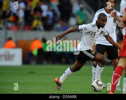 Cacau (vorne) und Sami Khedira in Aktion während des 2010 FIFA World Cup Gruppe D Deutschland match zwischen Deutschland und Serbien am Nelson-Mandela-Bay-Stadion in Port Elizabeth, Südafrika 18. Juni 2010. Serbien gewann 1: 0. Foto: Marcus Brandt Dpa - entnehmen Sie bitte http://dpaq.de/FIFA-WM2010-TC Stockfoto