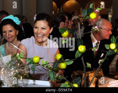 Kronprinzessin Victoria von Sweden (C), King Carl XVI Gustaf of Sweden (R) und Königin Silvia von Schweden (L) Blick auf die Geschenke, die sie im Rahmen eines Empfangs von der lokalen Regierung im Stockholmer Rathaus anlässlich der Hochzeit in Stockholm, Schweden, 18. Juni 2010 erhalten. Die Trauung statt findet am 19. Juni 2010. Foto: CARSTEN REHDER Stockfoto