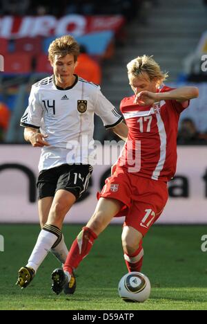 Deutschlands Holger Badstuber (L) wetteifert um den Ball mit Serbiens Milos Krasic während des 2010 FIFA World Cup-Gruppe D-Spiels zwischen Deutschland und Serbien am Nelson-Mandela-Bay-Stadion in Port Elizabeth, Südafrika 18. Juni 2010. Serbien gewann 1: 0. Foto: Marcus Brandt Dpa - entnehmen Sie bitte http://dpaq.de/FIFA-WM2010-TC Stockfoto