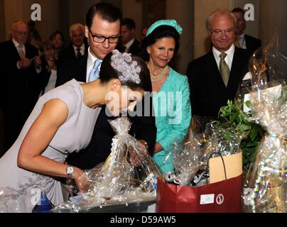 (L-R) Kronprinzessin Victoria von Schweden, ihr Ehemann zu sein Daniel Westling, Königin Silvia von Schweden und König Carl XVI. Gustaf von Schweden schauen Sie sich die Geschenke, die sie im Rahmen eines Empfangs von der lokalen Regierung im Stockholmer Rathaus anlässlich der Hochzeit in Stockholm, Schweden, 18. Juni 2010 erhalten. Die Trauung statt findet am 19. Juni 2010. Foto: CARSTEN REHDER Stockfoto