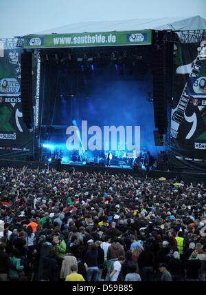 Britischer Electronica Band Faithless führt beim Southside Festival in Neuhausen Ob Eck, Deutschland, 18. Juni 2010. Rund 50.000 Besucher werden voraussichtlich 70 Bands das dreitägige Festival zu sehen. Foto: Patrick Seeger Stockfoto