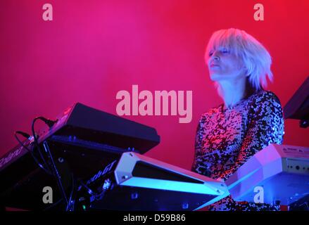 Britischer Electronica Band Faithless mit Sister Bliss führt beim Southside Festival in Neuhausen Ob Eck, Deutschland, 18. Juni 2010. Rund 50.000 Besucher werden voraussichtlich 70 Bands das dreitägige Festival zu sehen. Foto: Patrick Seeger Stockfoto