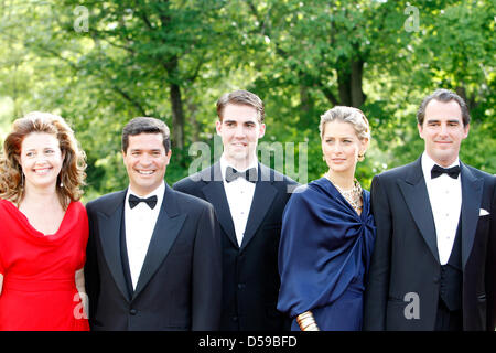 (L-R) Prinzessin Alexia von Griechenland und Dänemark, ihr Mann Herr Carlos Morales Quintana, Prinz Philippos von Griechenland und Dänemark, Frau Tatiana Blatnik kommen Prinz Nikolaos von Griechenland für die Regierung-Dinner in der Eric Ericson Hall in Skeppsholmen, eine der Inseln von Stockholm, anlässlich der Hochzeit von Kronprinzessin Victoria von Schweden und Daniel Westling in Stockholm, Schweden Stockfoto